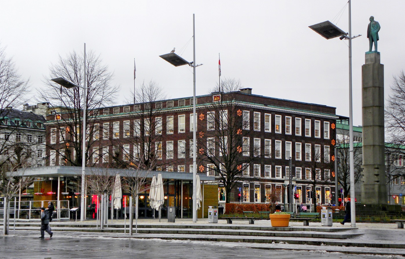 Festplassen i Bergen i desember, med julelys på Telegrafbygningen — plassen som huser Bergen Julemarked.