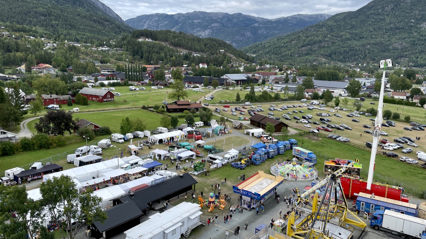 Dyrsku'n-området i Seljord i september 2022 — utstillingstelt, boder og tivoli i dalen.