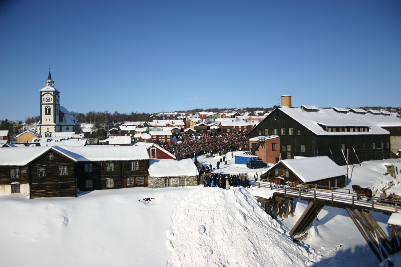 Åpningsdagen på Rørosmartnan i februar 2007 — folk og hest og slede på Malmplassen, med Røros kirke og bergstaden bak.
