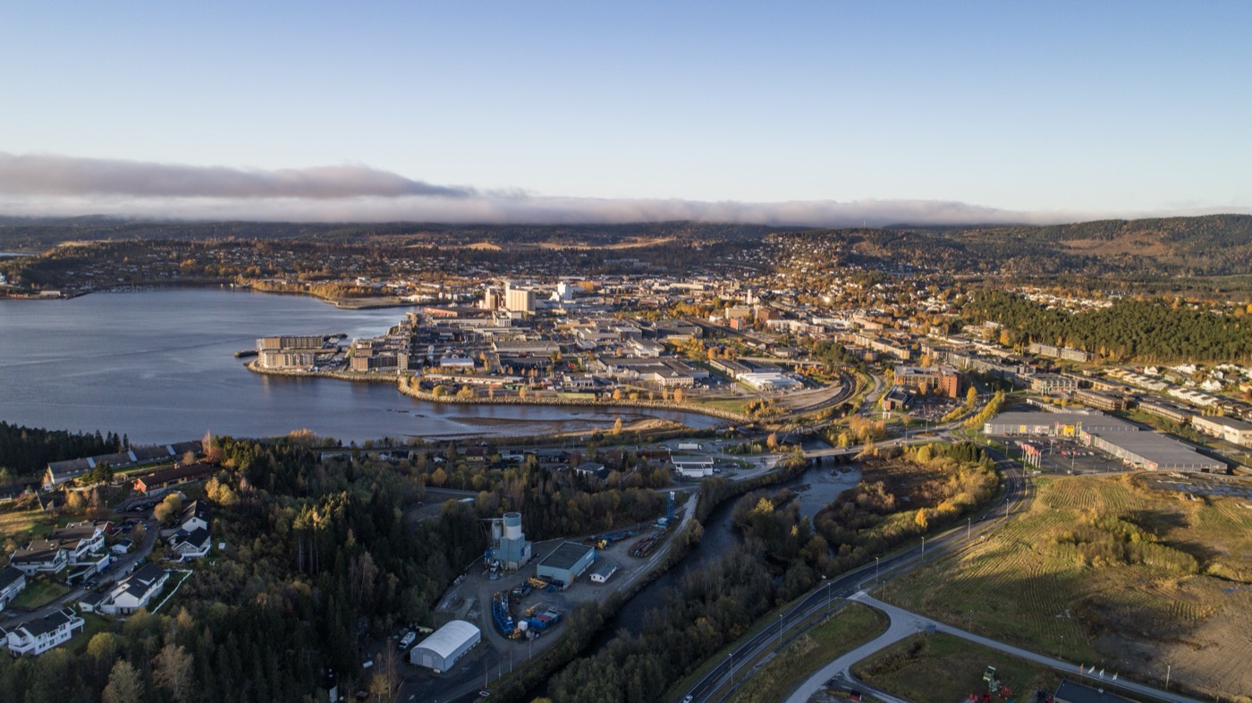 Steinkjer sentrum sett fra lufta (2017) — byen der Steinkjermartnan arrangeres.